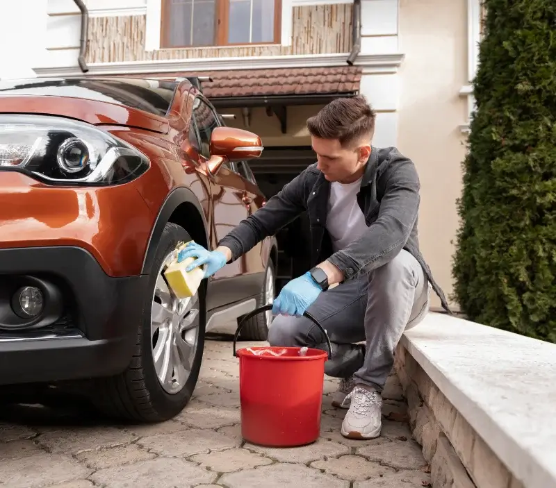 Lavage auto à domicile Sommières : professionnel intervenant sur un véhicule